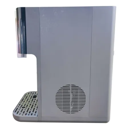 Sparkling, cold and hot water dispenser with reverse osmosis and integrated CO2 bottle