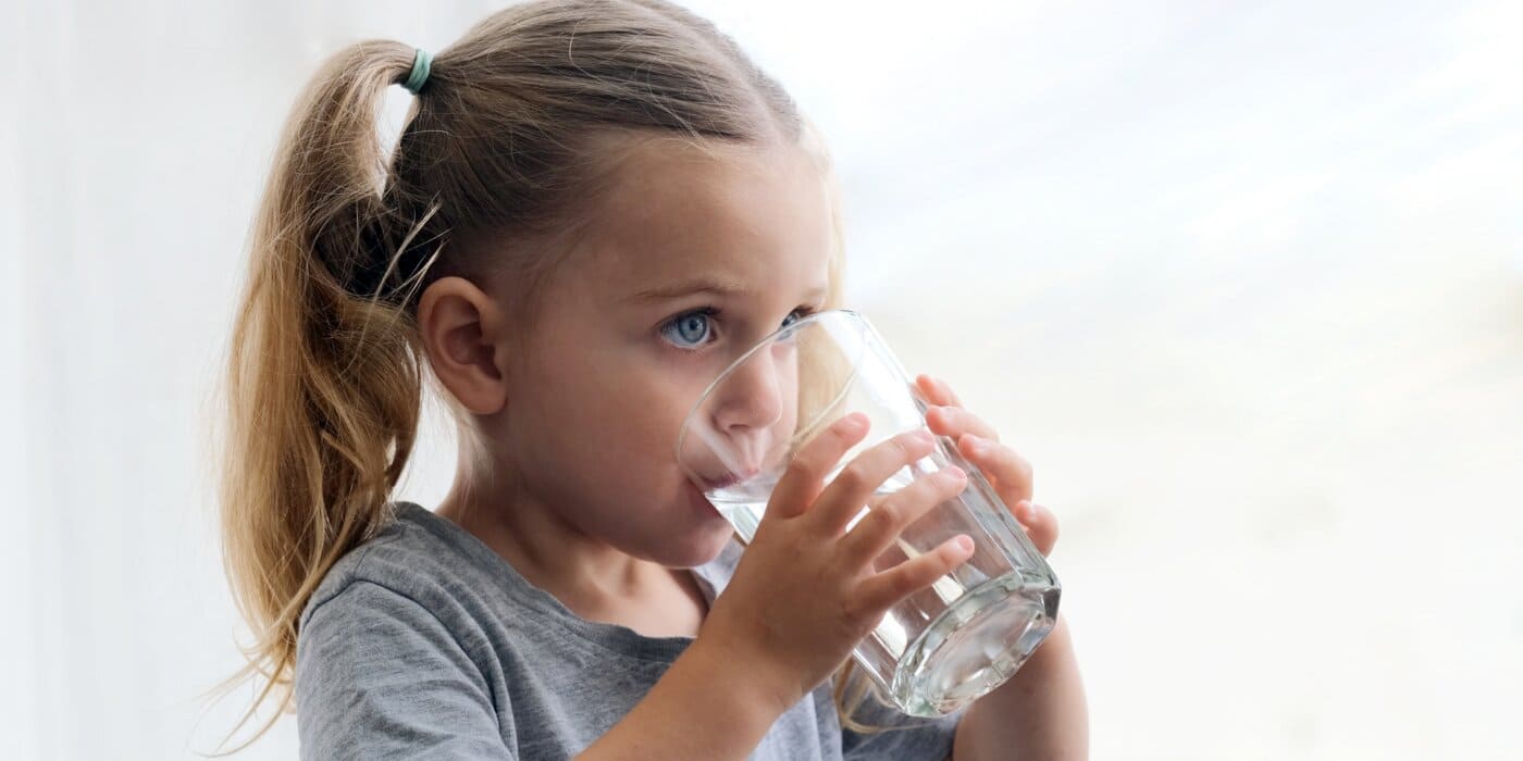 Boire de l’eau pour la peau : les bienfaits d’une bonne hydratation au quotidien