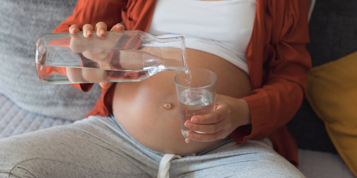 Faut-il filtrer l’eau quand on est enceinte ? Guide complet sur l’eau pour femme enceinte